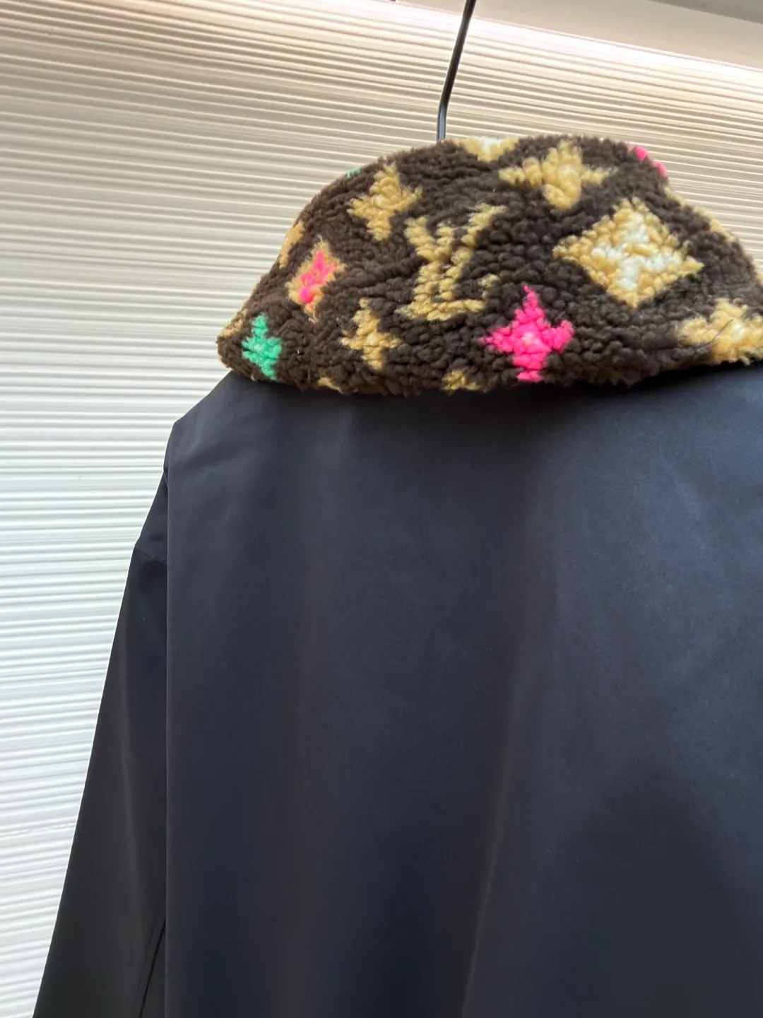 LOUIS VUITTON x Tyler color printed fur collar jacket ●Original version: Purchased and developed by 36999 ●Item number: 1681757-B80 ●Fabric: cotton fabric ●Technology: Printing ●Color: black ●Version: fitted version ●Weight: about 885 grams ●Size: S-M-L-XL ●Description: The main body is made of high-density windproof fabric, treated with a water-repellent coating, which is both durable and protective; the neckline is spliced with Monogram pattern lamb wool material, which is fixed through a constant temperature composite process. It feels soft and fluffy and is not easy to shed, improving warmth and styling. The body is decorated with brand letter embroidery, using three-dimensional embroidery thread technology. The color is full and the texture is clear, highlighting the recognition. The version is loosely cut, with horn buckle + drawstring design, making it easy to put on and take off and adaptable to various body shapes; the elastic cuffs enhance wind resistance. The stitching of the whole garment is neat, with no exposed threads at the splicing points. The size is measured manually (an error of 1-3CM is normal). The craftsmanship balances practical attributes and brand trend style. It is a single product that has both warmth and style. The overall wiring is straight and delicate, the fabric is comfortable and soft, and the color is consistent without color difference. It can be matched with the same style to create a fashionable look and control various occasions. Customized accessories, complete with three standards, same style for men and women!